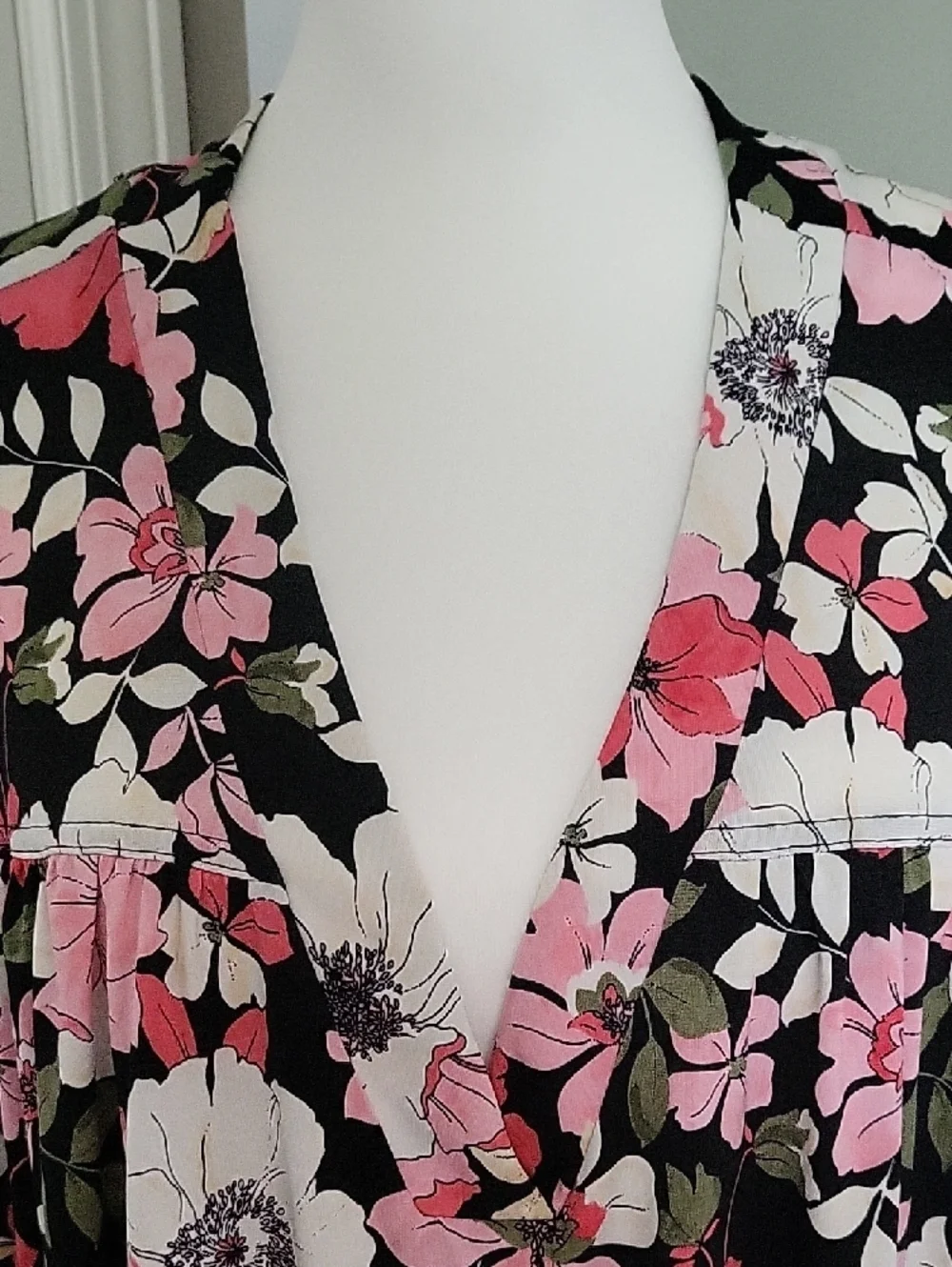 Lane Bryant Floral Blouse Size 26/28 Black Pink Flowy V-Neck Top - Picture 3 of 9